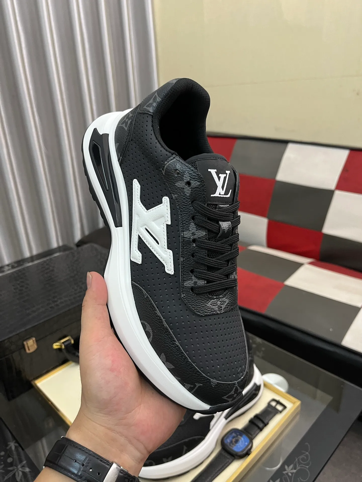 Men's shoes 💰458⌚️⌚️【LOUlS VUlTTON】Louis Vuitton ~ unique and casual style. LV counter purchasing 🏃casual shoes😍😍 Men's 2022 counters are on sale simultaneously, Italian imported brands select first-layer Italian cowhide. 🐑Sheepskin lining (refuses to discolor and rub feet) Sole: Original sole specially provided by the original factory 🎬Better in kind Size number: 38-443️⃣Colors available